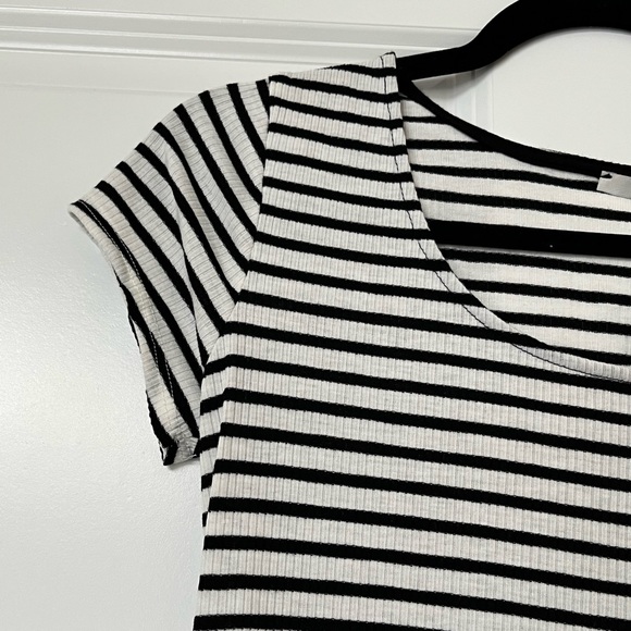 Black and white ribbed shirt sleeved dress - Picture 3 of 3